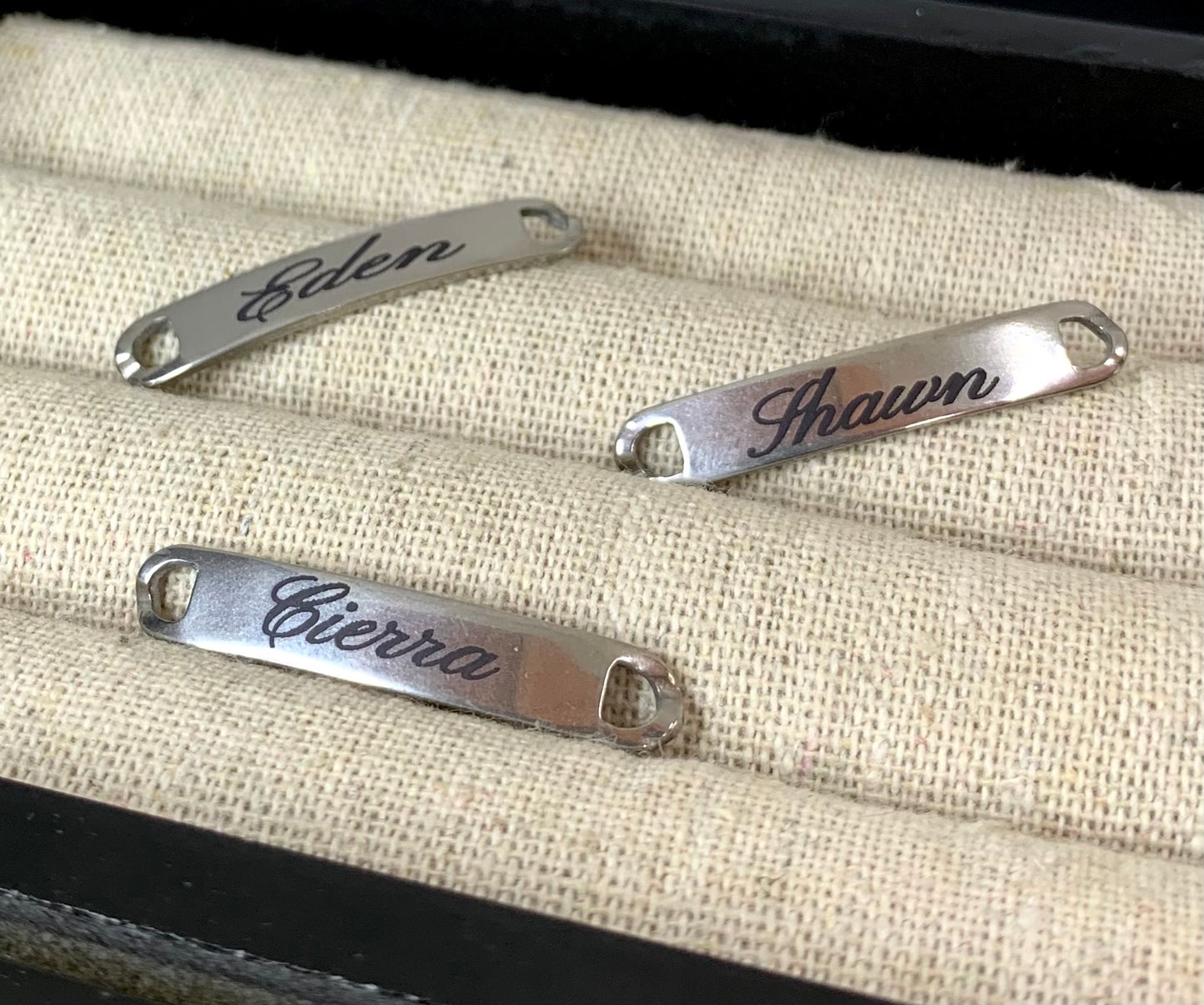 Bracelet connector charm